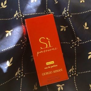 Sì Passione intense, Fragrance by Giorgio Armani